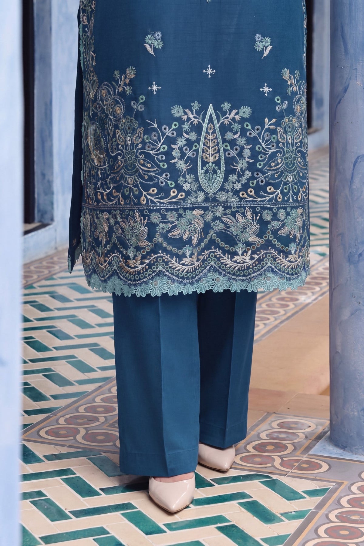 Safwa KEG-12 Olive Khaddar suit detail