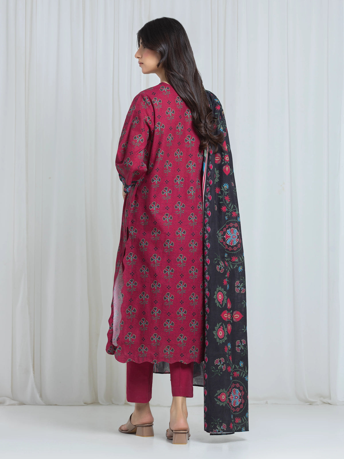Edenrobe Pink Printed Khaddar Suit Image 6
