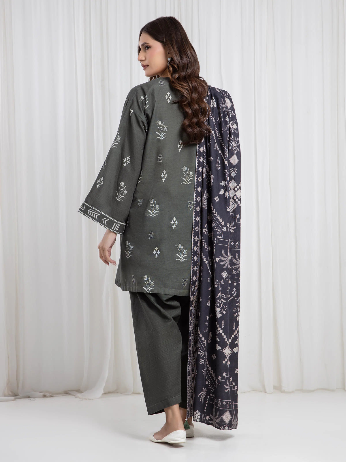 Edenrobe Green Printed Khaddar Suit Image 6