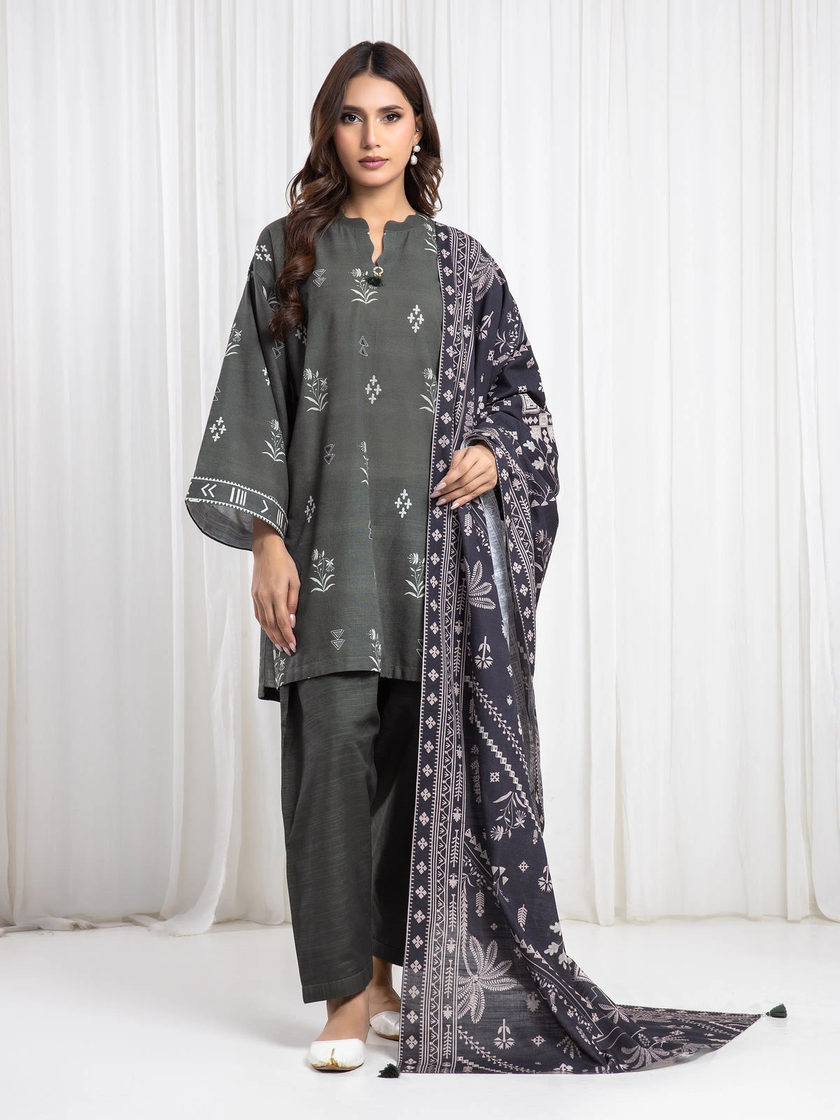 Edenrobe Green Printed Khaddar Suit Image 1