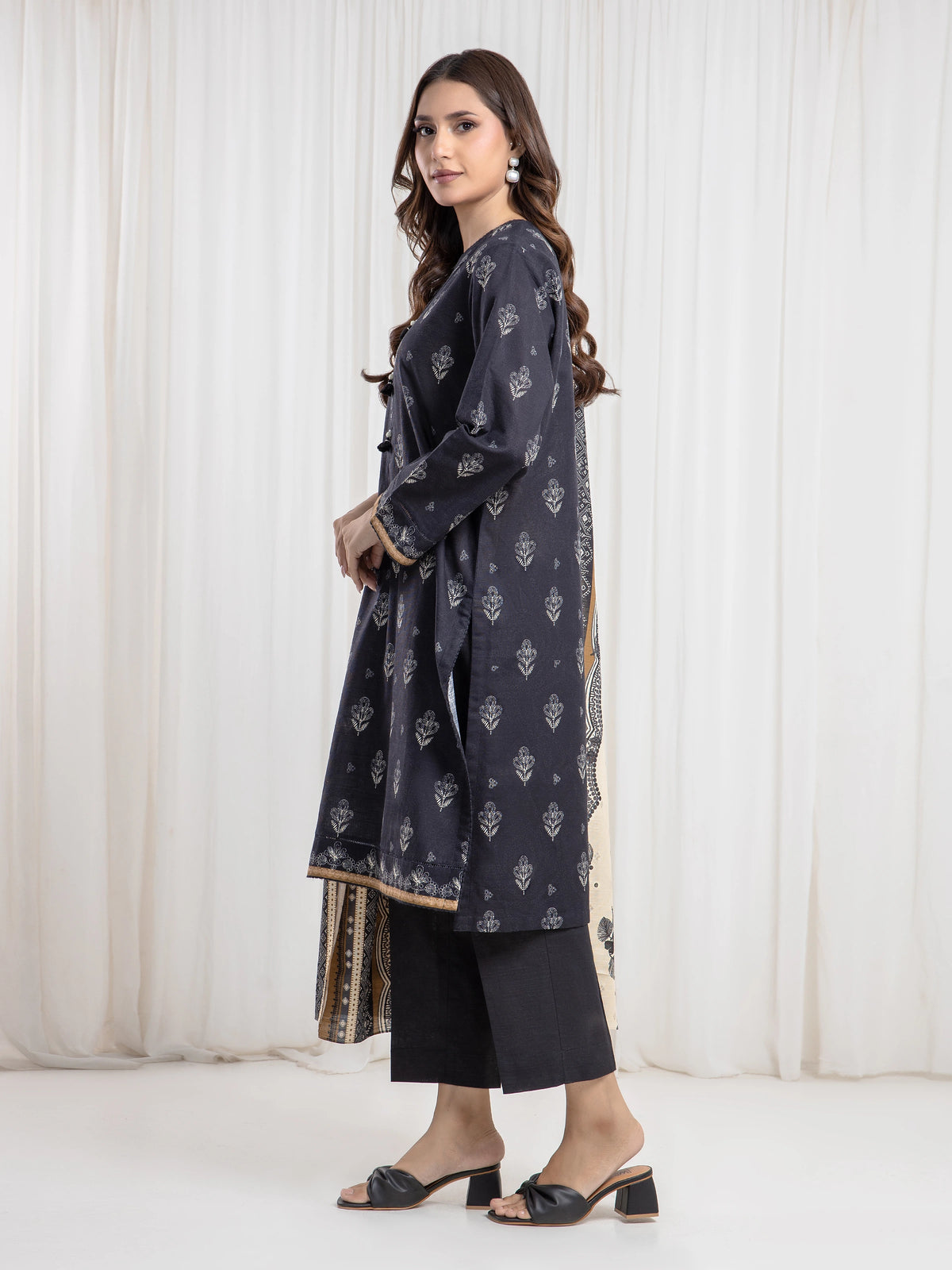Edenrobe Black Printed Khaddar Suit Image 5