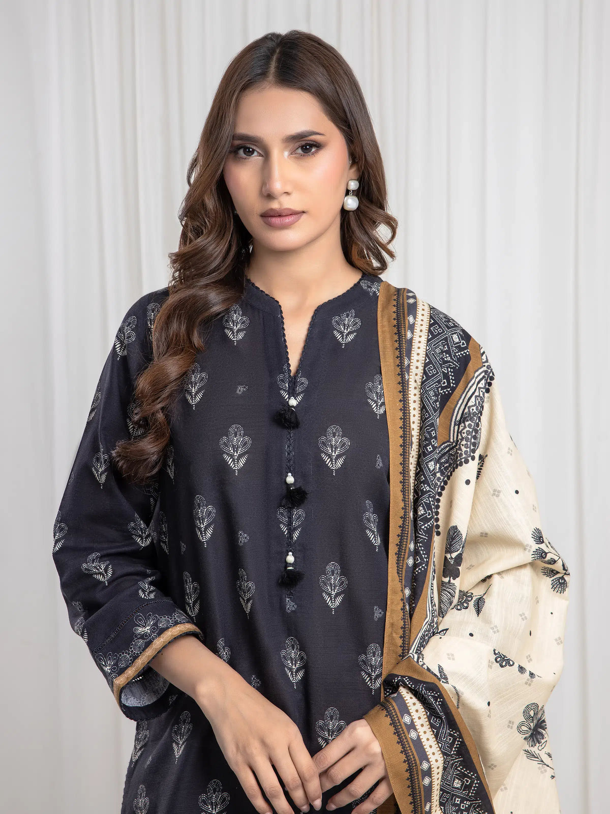 Edenrobe Black Printed Khaddar Suit Image 2