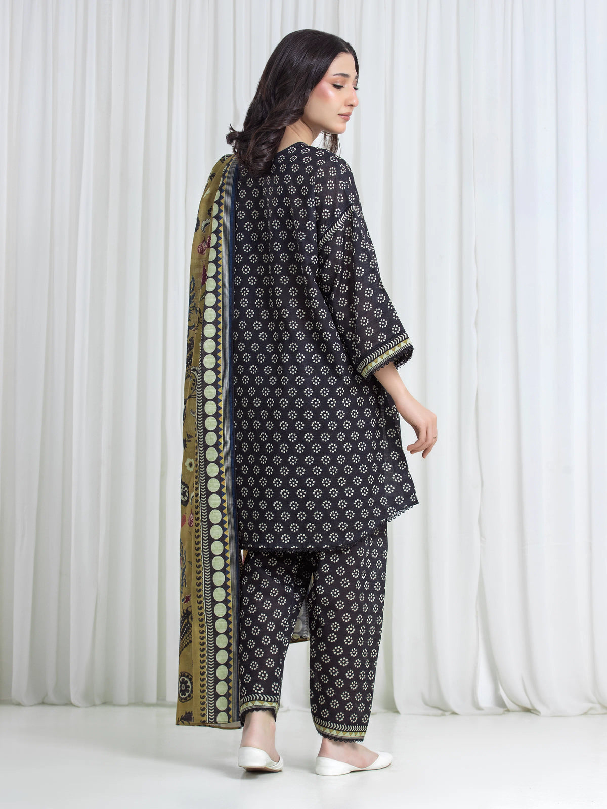 Edenrobe Black Printed Khaddar Suit Image 5