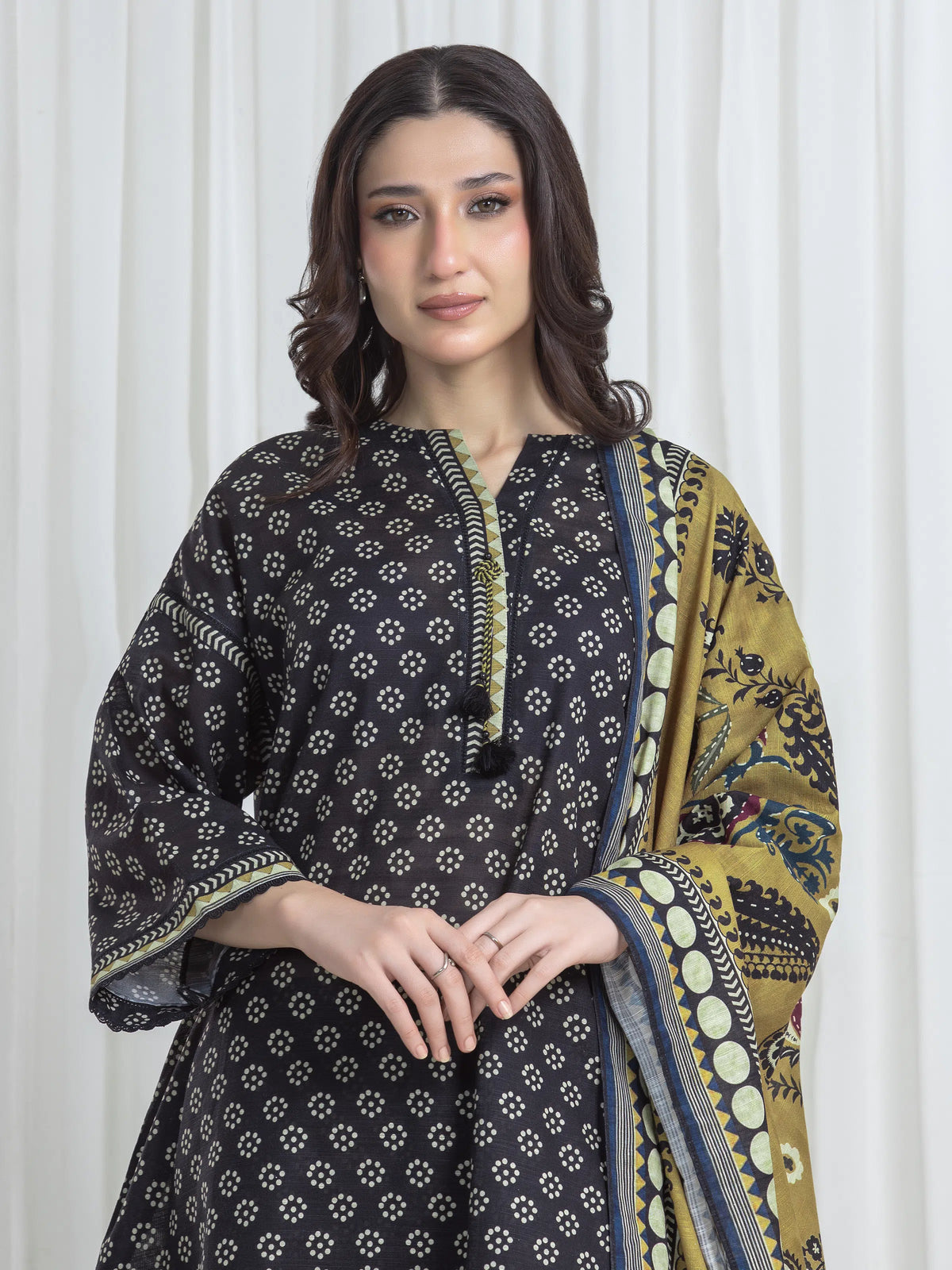 Edenrobe Black Printed Khaddar Suit Image 2