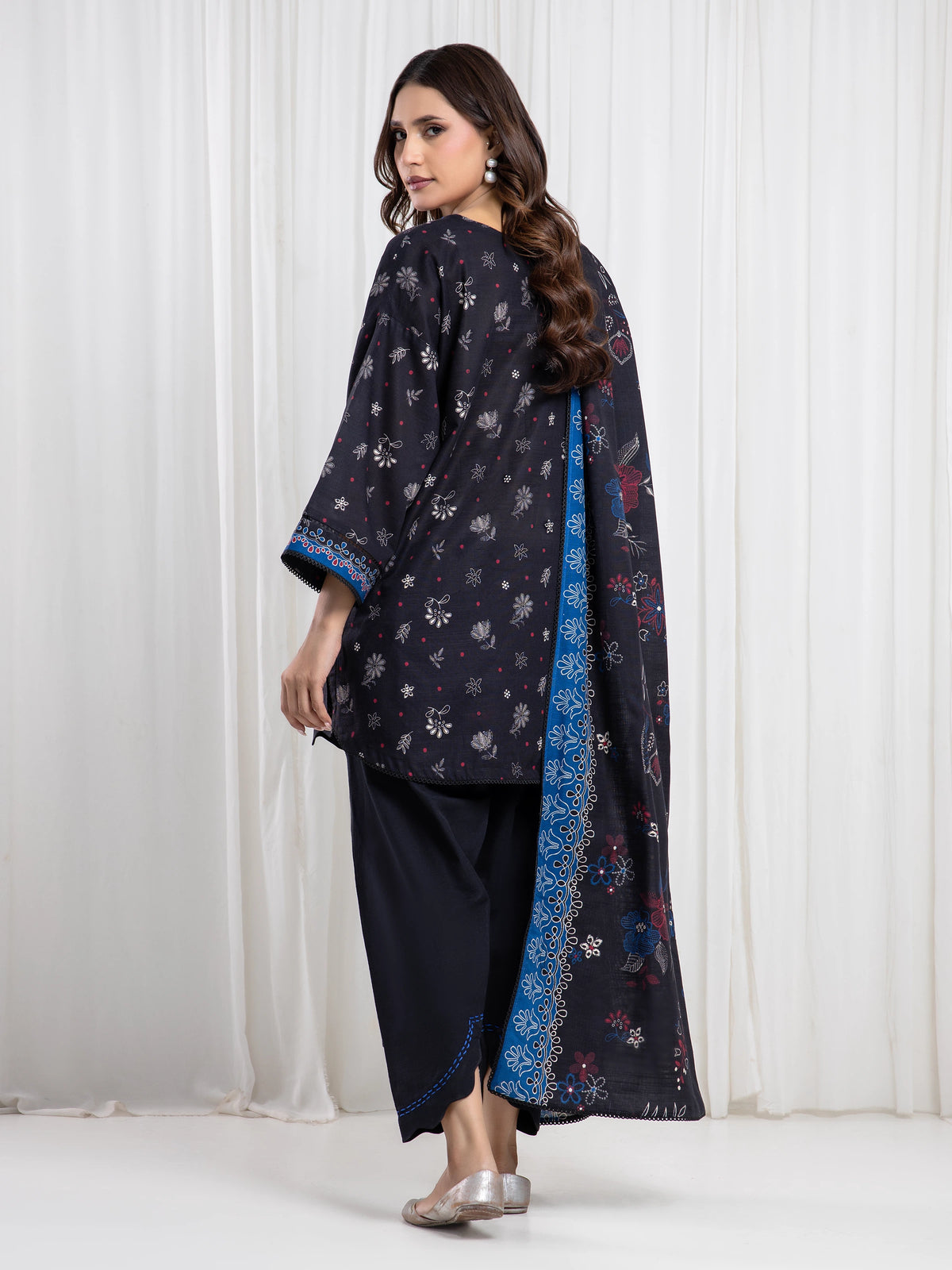 Edenrobe Black Printed Khaddar Suit EWU6A3-37076-3P image 6