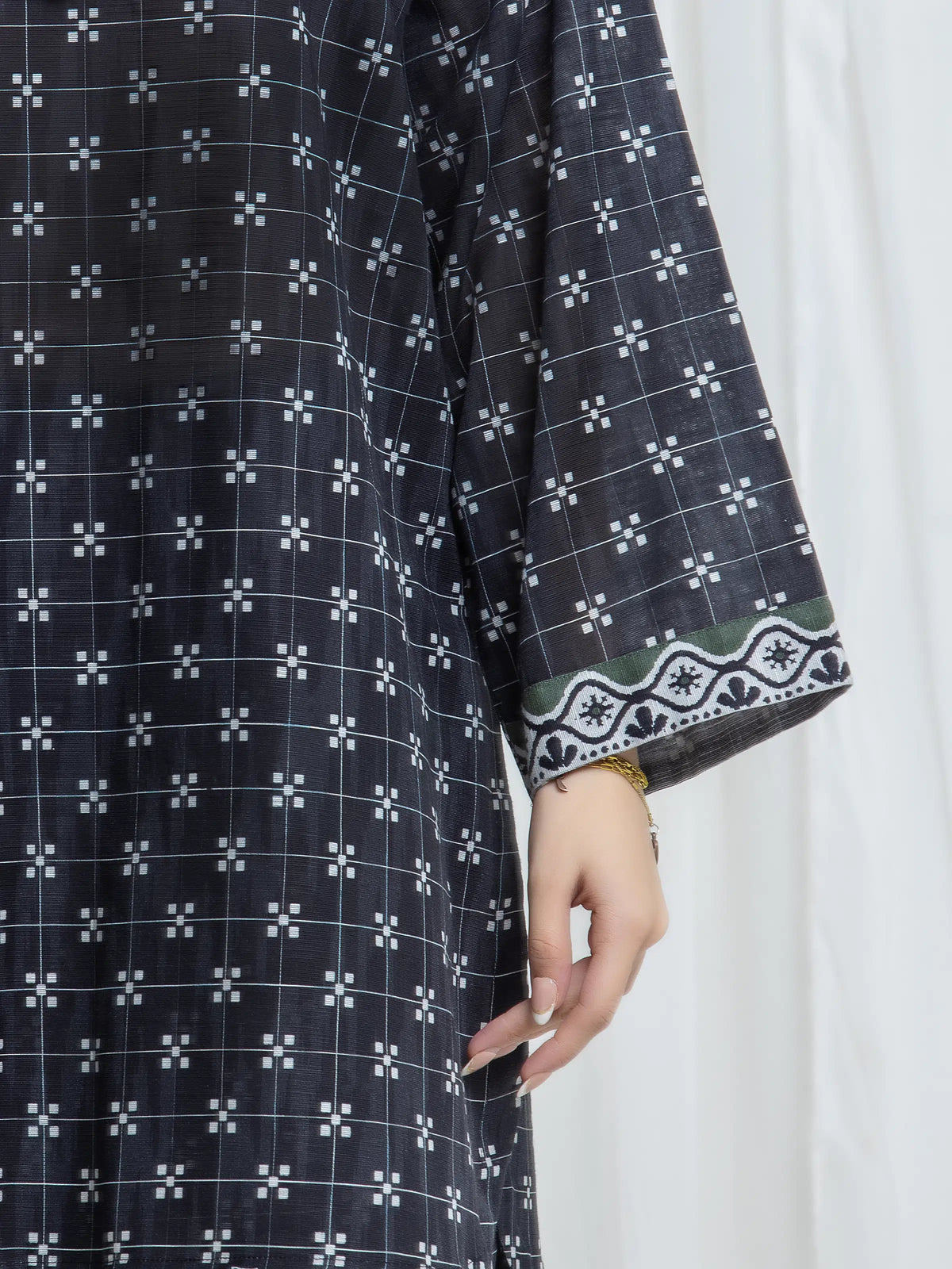 Edenrobe Black Printed Khaddar Suit EWU6A3-37174-3P image 3