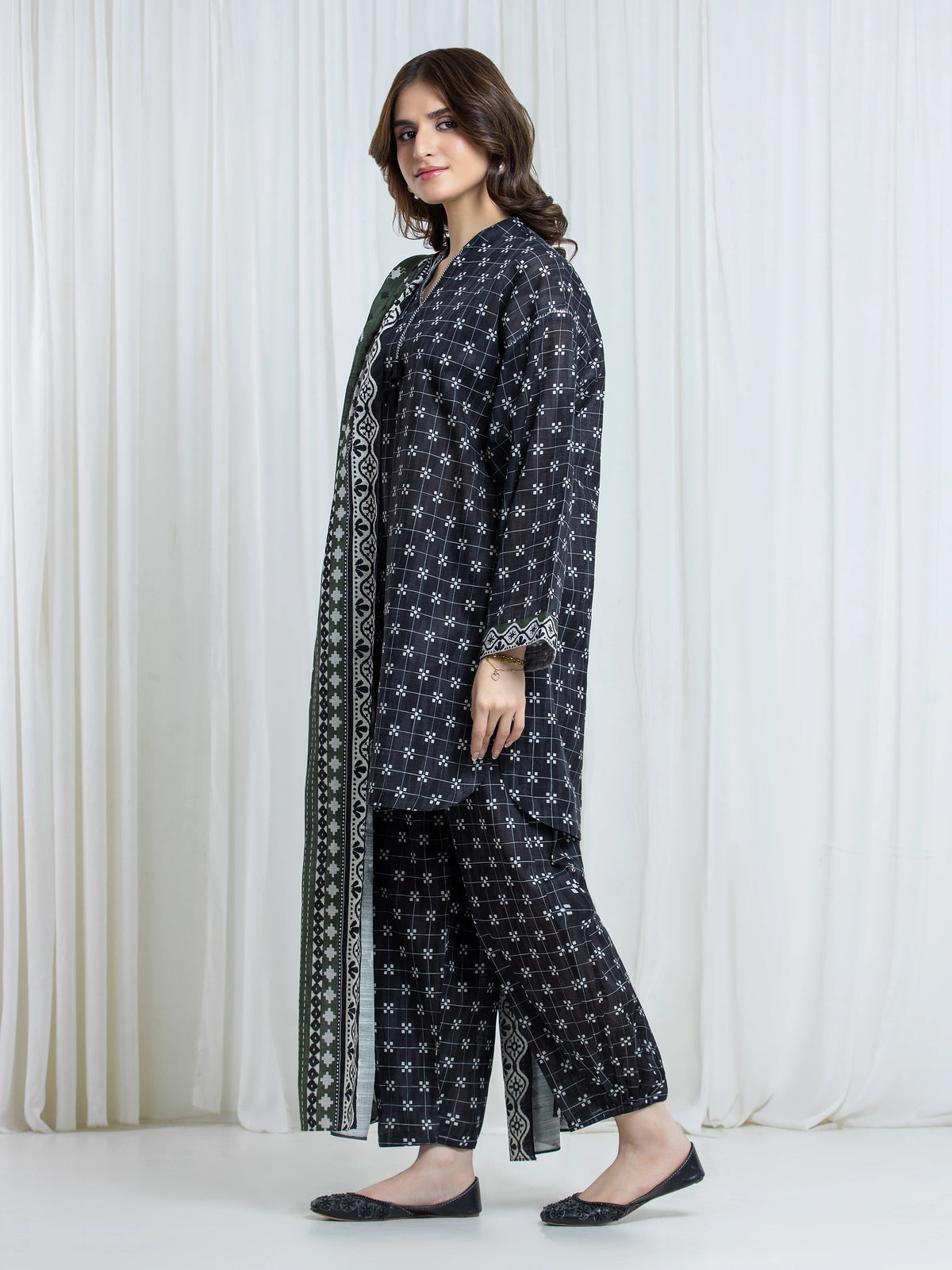 Edenrobe Black Printed Khaddar Suit EWU6A3-37174-3P image 5