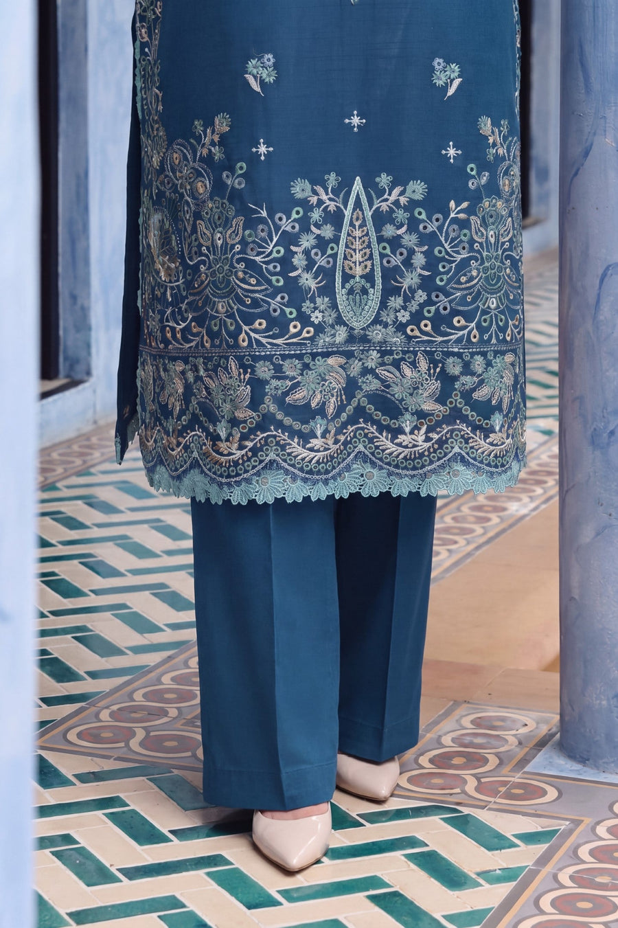 Safwa KEG-12 Olive Khaddar suit detail