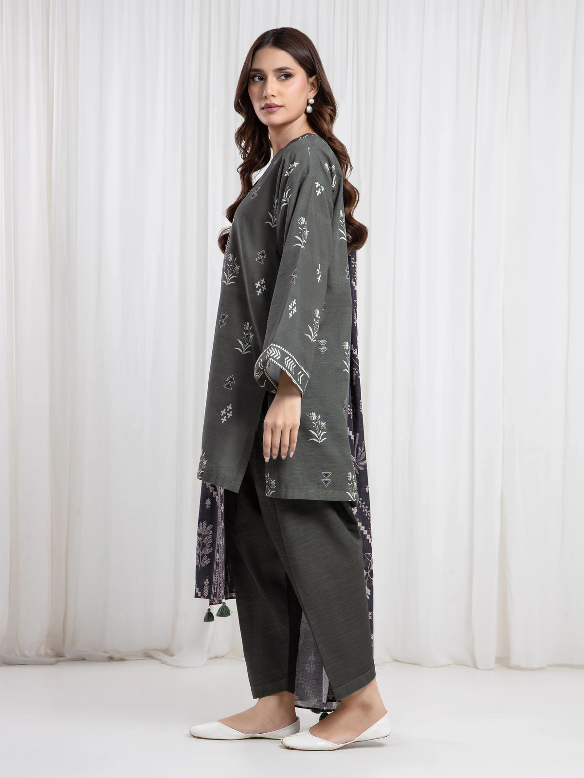 Edenrobe Green Printed Khaddar Suit Image 5