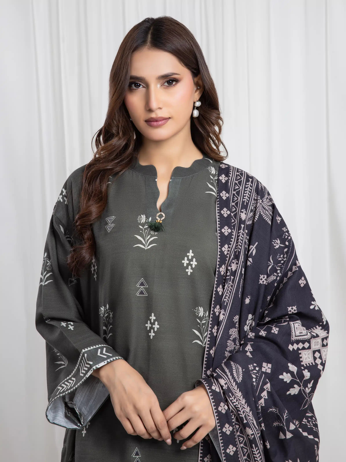 Edenrobe Green Printed Khaddar Suit Image 2