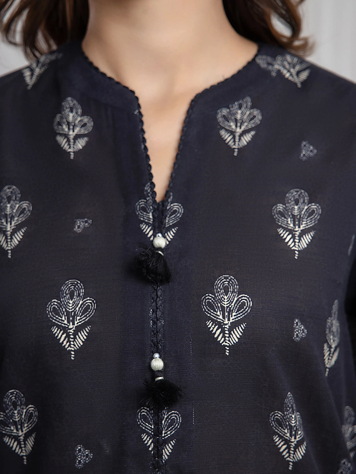Edenrobe Black Printed Khaddar Suit Image 4