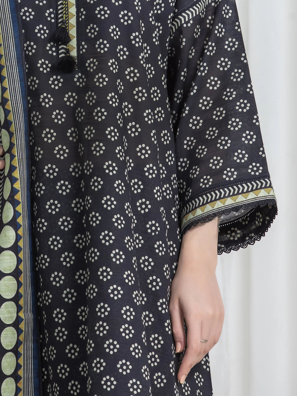 Edenrobe Black Printed Khaddar Suit Image 4