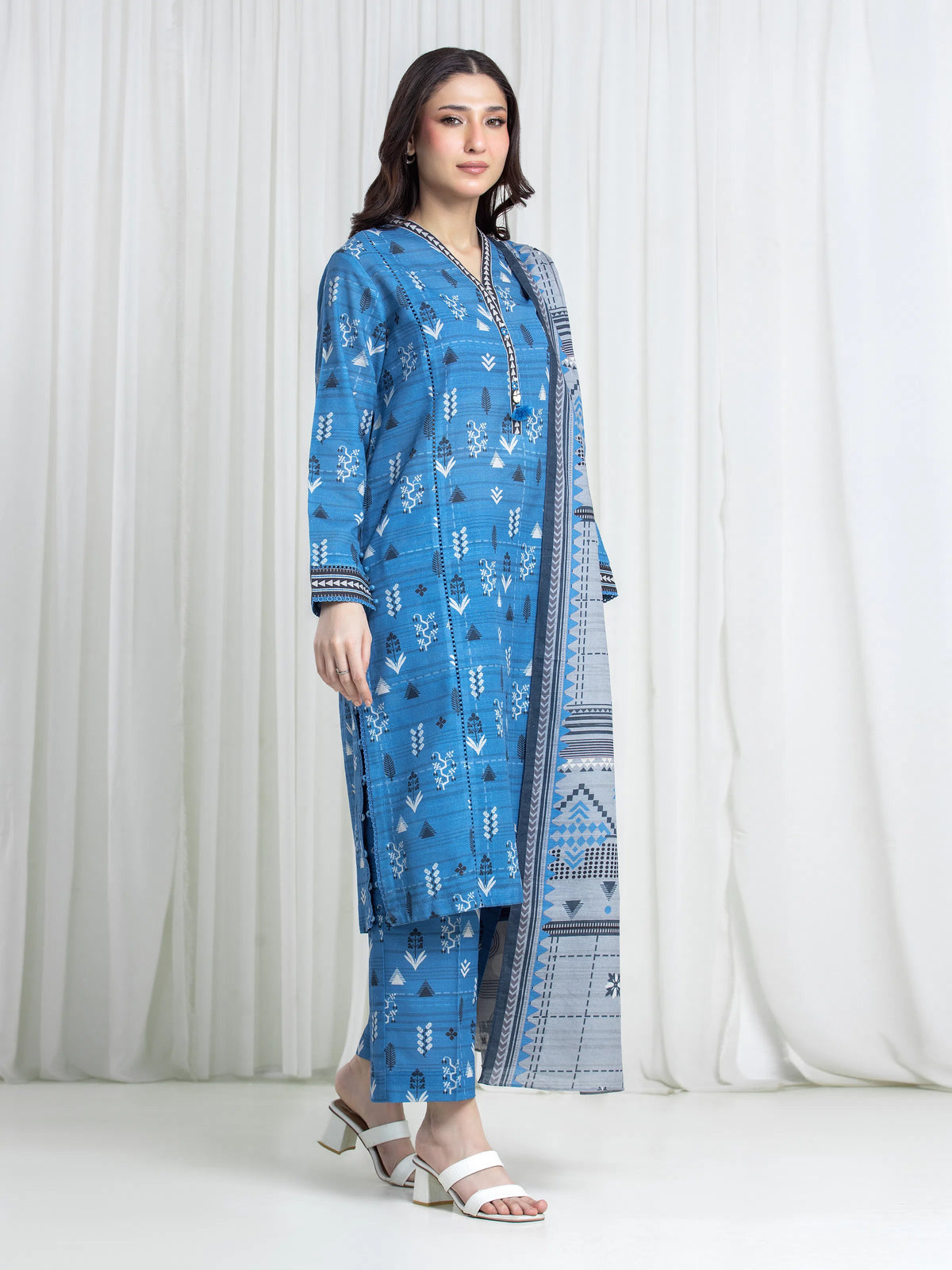 Edenrobe Blue Printed Khaddar Suit Image 5