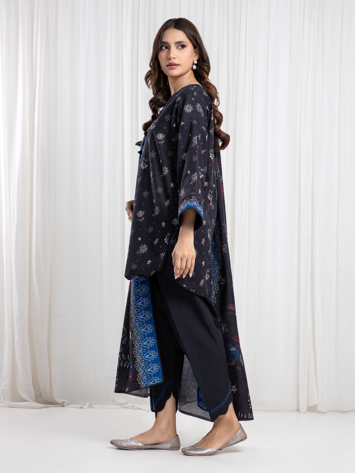 Edenrobe Black Printed Khaddar Suit EWU6A3-37076-3P image 5