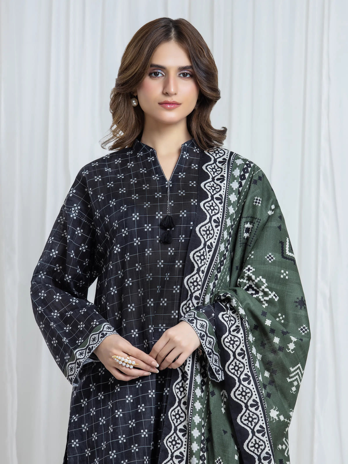 Edenrobe Black Printed Khaddar Suit EWU6A3-37174-3P image 2