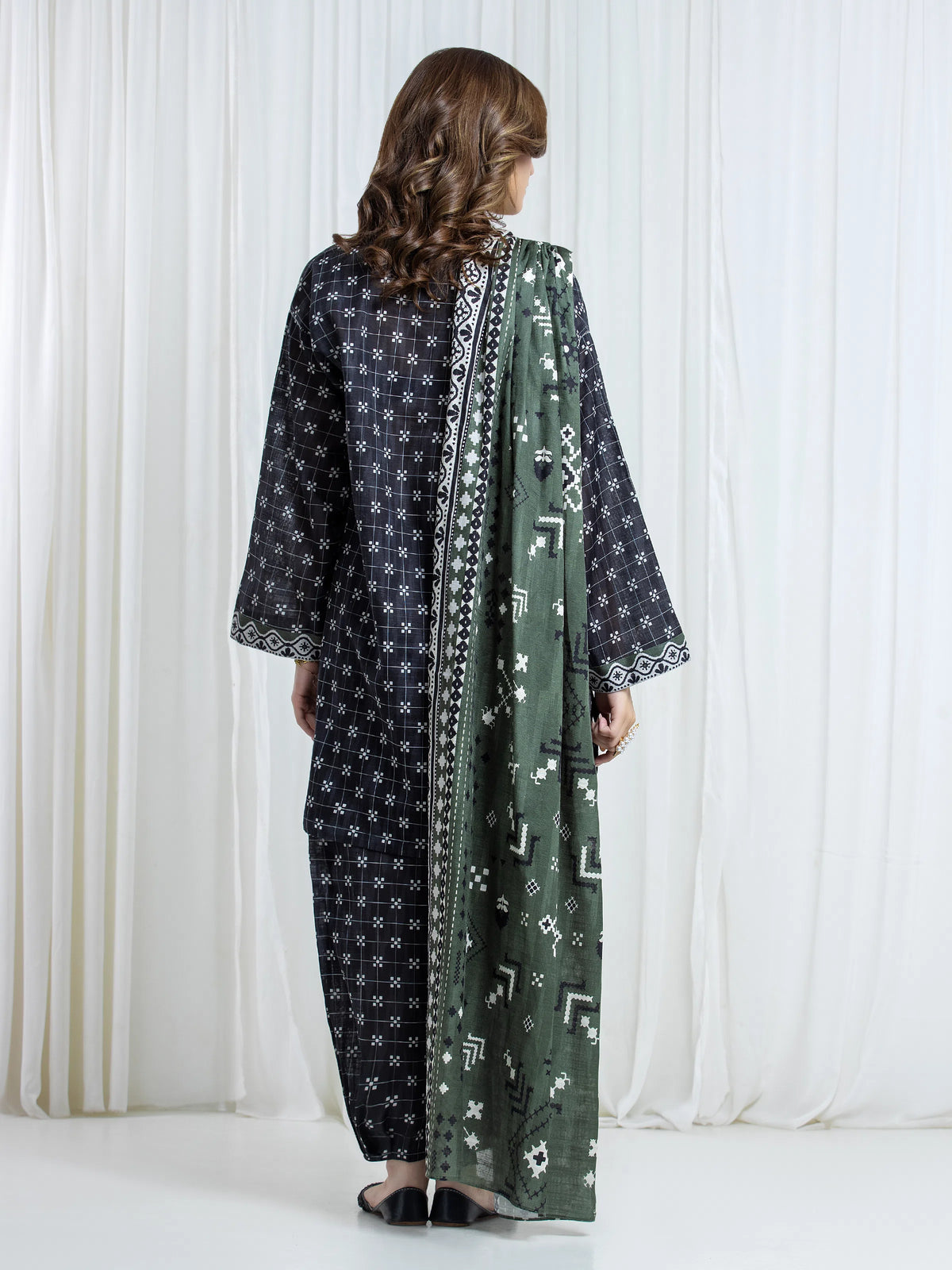 Edenrobe Black Printed Khaddar Suit EWU6A3-37174-3P image 6