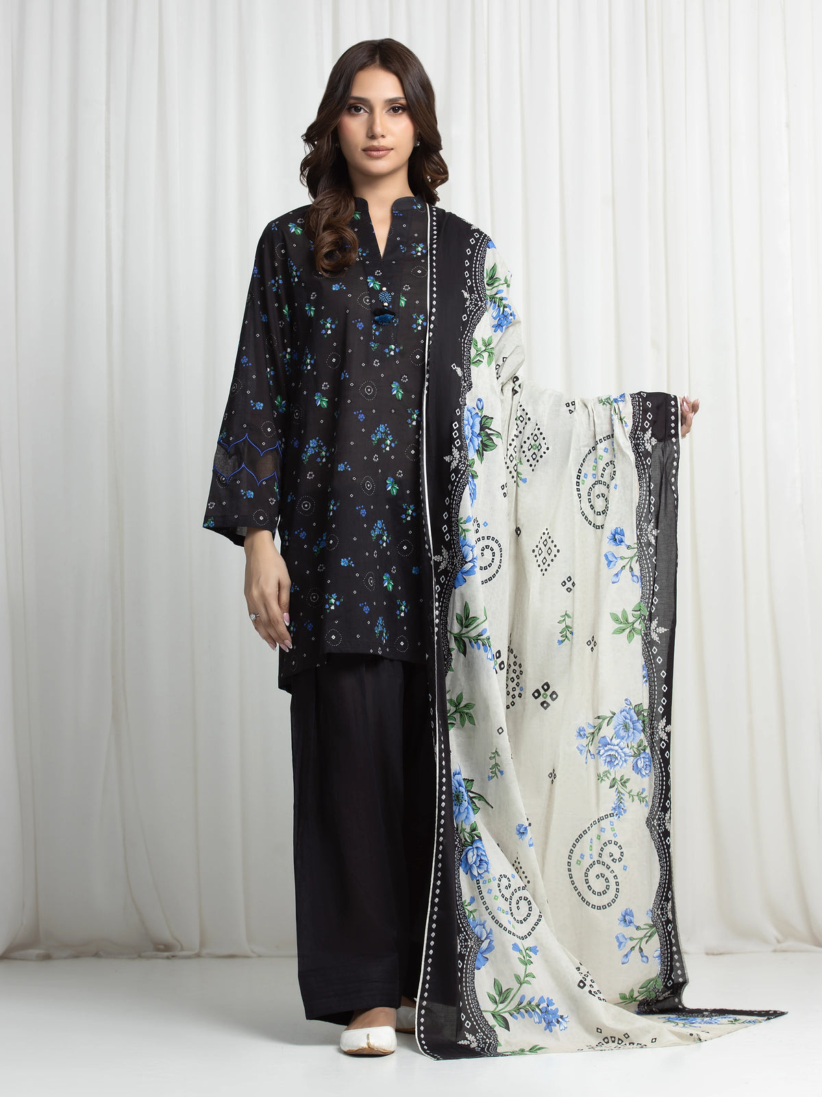Edenrobe Black Printed Khaddar Suit EWU6A3-37014-3P image 1