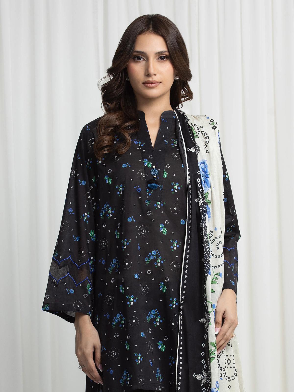 Edenrobe Black Printed Khaddar Suit EWU6A3-37014-3P image 2