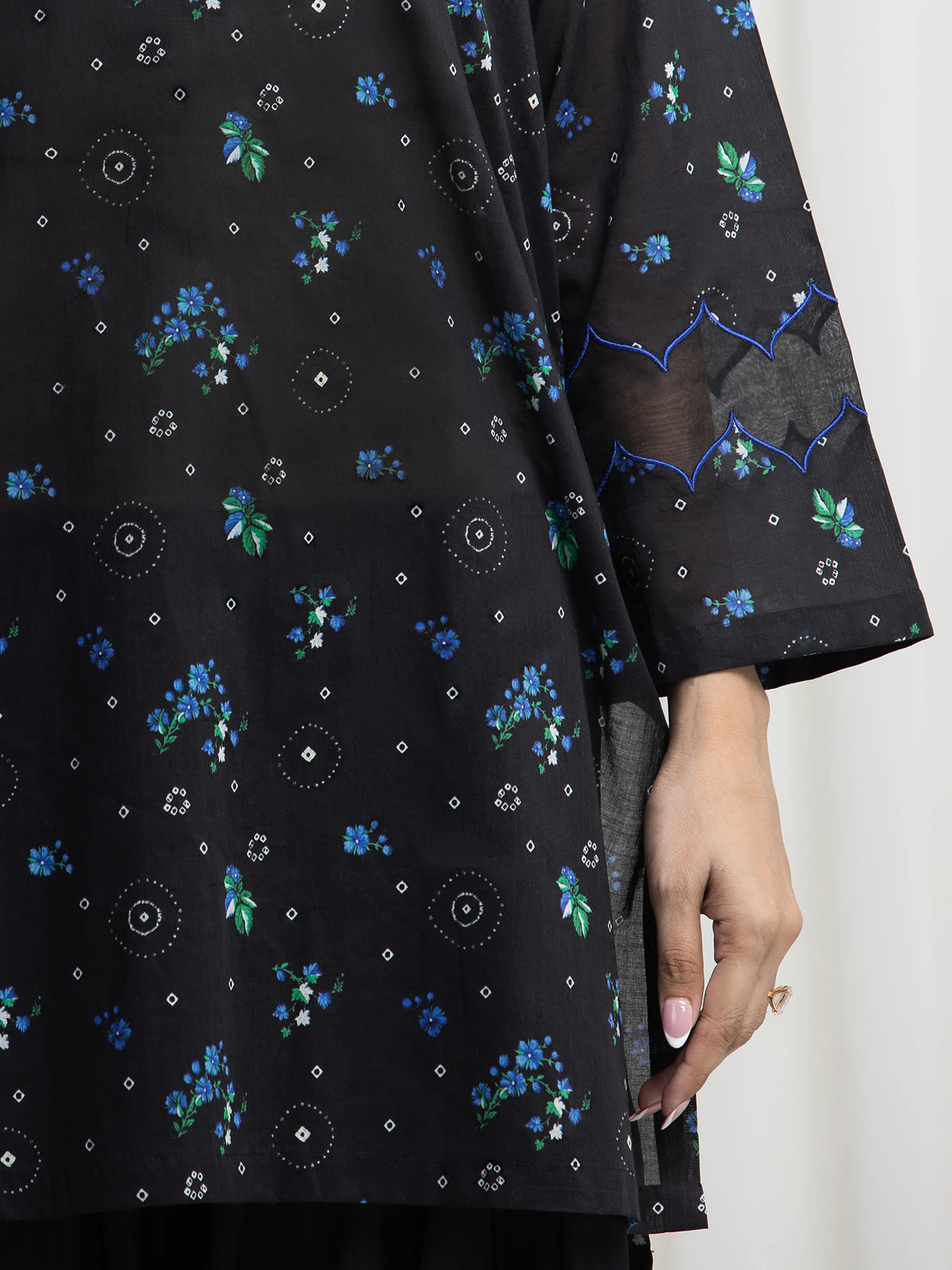 Edenrobe Black Printed Khaddar Suit EWU6A3-37014-3P image 4